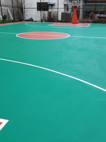 九合垸原种场 球场长期使用易出现地面开裂